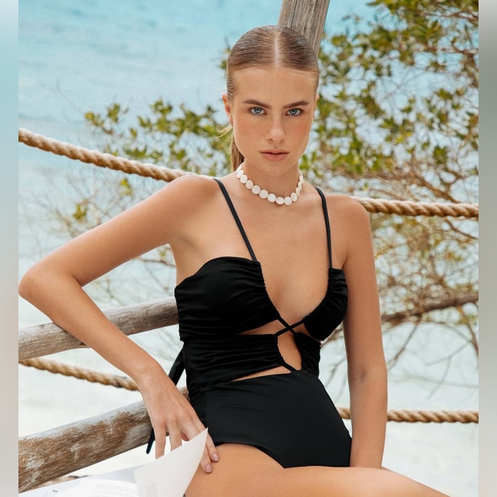 Mar De Lue Salma Cut-out 1 piece black Small NWT